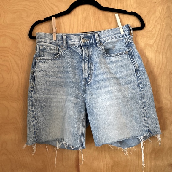 American Eagle Outfitters shorts womens size 2 blue Mom Jean Denim Relaxed Fit - Picture 1 of 9
